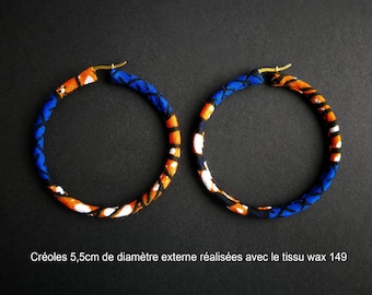 Créoles en wax - 5,5cm de diamètre - tissu 149 - Bleu roi, orange, noir, blanc - Modèle unique, idée cadeau originale et tendance