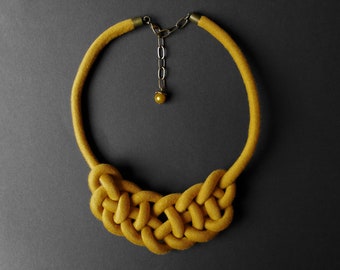 Collier plastron Noodle uni jaune moutarde et bronze, longueur ajustable - Boucles d'oreilles en option - Nouage nœud marin - Tendance !!!