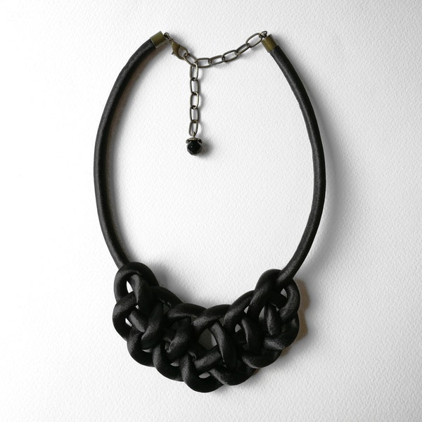 Collier plastron Noodle uni satin noir, montage bronze, longueur ajustable - Nouage noeud marin - Tendance !!!