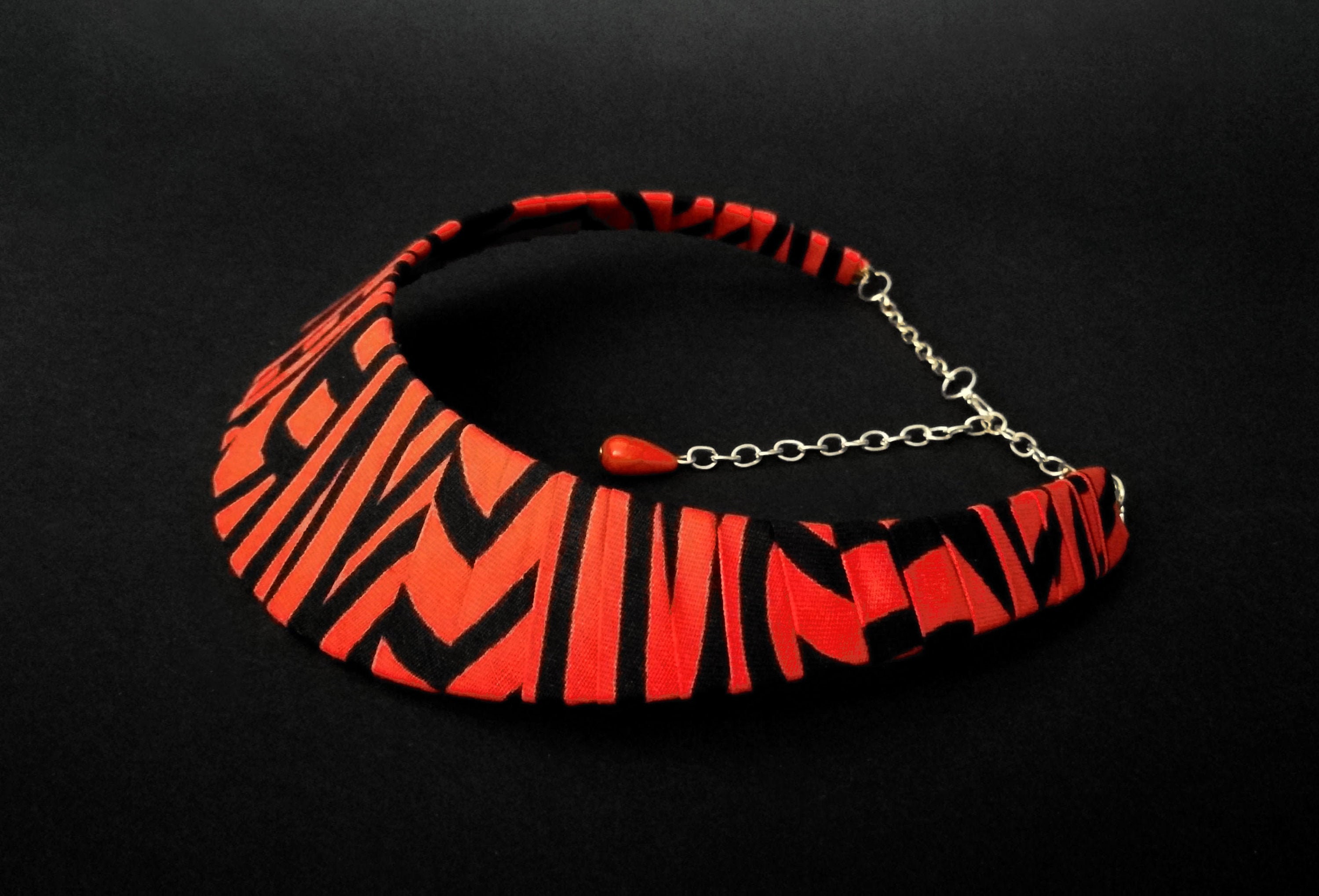 4cm wide wax bib necklace - fabric 114 (orange and black), adjustable length - Unique model. Trendy and original.