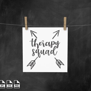 Puede incluir: Una tarjeta blanca cuadrada con flechas negras apuntando hacia arriba y hacia abajo y el texto "therapy squad" escrito en cursiva negra.