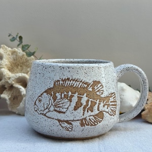 Tautogfisk i keramisk kaffemugg – handgjord stengods – 435 ml