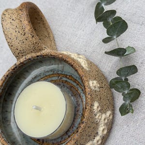 Pode incluir: Uma placa de madeira rústica com o texto "Welcome to our home" em letras brancas. A placa apresenta um acabamento desgastado e um design simples e convidativo, ideal para a decoração da entrada.