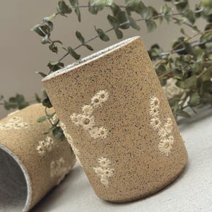 Copo térmico de cerâmica artesanal de 414 ml com formato de craca - um copo aconchegante com inspiração litorânea.