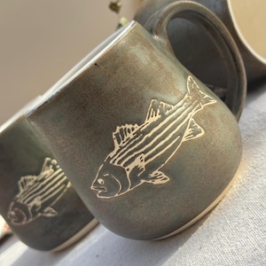 Taza de cerámica de 14 oz hecha a mano con diseño de lubina rayada