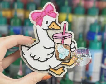 Dziewczęca gęś z kawą w samochodzie | Car Freshy