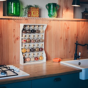 Wooden spice rack (white patina) - Vintage style kitchen storage - with 20 glass spice bubbles and wall mount - "Bulles d'épices"