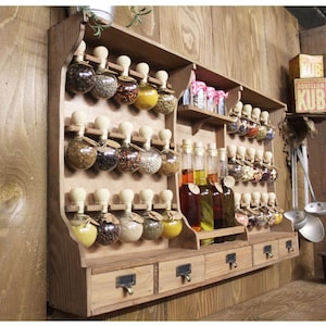 Gabinete de especias estilo vintage color madera con 30 burbujas botellas de aceite Spice Bubbles. imagen 2