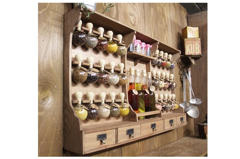 Gabinete de especias estilo vintage color madera con 30 burbujas botellas de aceite Spice Bubbles. imagen 2