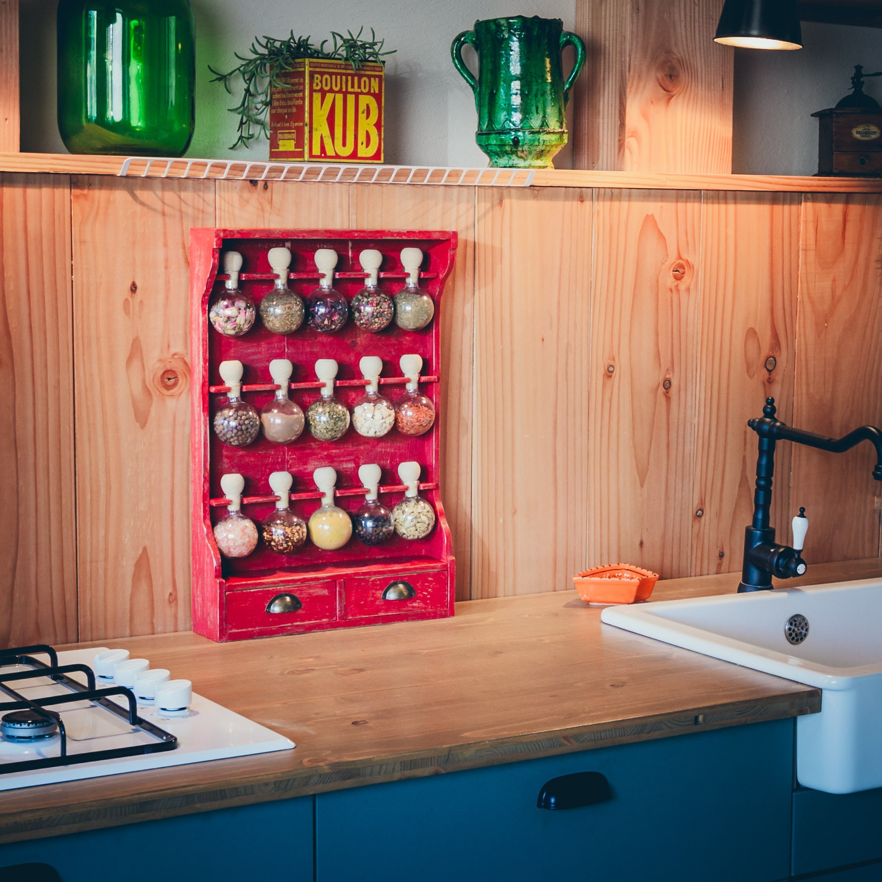 étagère à épices en bois de style vintage avec patine rouge et 15 bulles verre - bulles d'épices