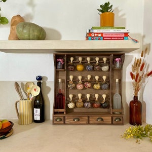 Wooden spice rack - Vintage kitchen furniture - 15 spice bubbles, 2 oil bottles, 2 jam jars and labels