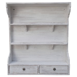 Könnte beinhalten: Weißes Wandregal aus Holz mit zwei Schubladen und drei Regalbrettern. Das Regal hat eine weiße, abgenutzte Oberfläche und ist perfekt zum Ausstellen von Dekorationsartikeln oder zum Verstauen kleiner Gegenstände.