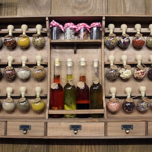 Gabinete de especias estilo vintage color madera con 30 burbujas botellas de aceite Spice Bubbles. imagen 3