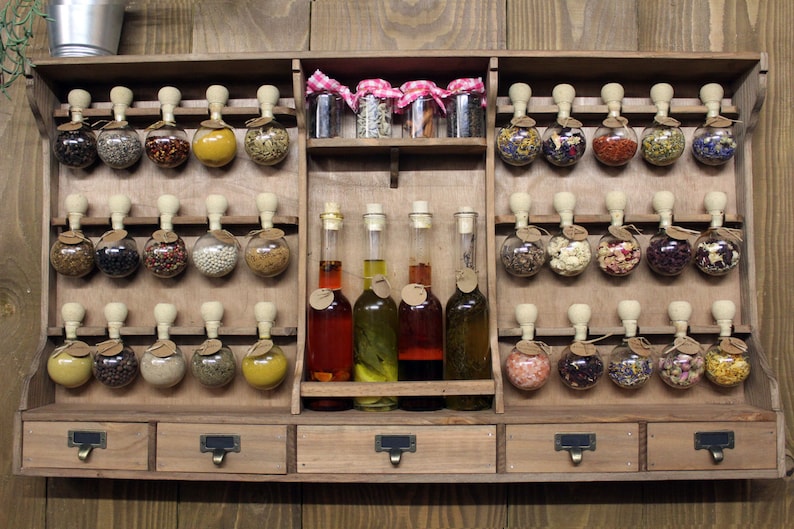 Gewürzschrank im Vintage-Stil Holzfarbe mit 30 Seifenblasen Ölflaschen Gewürzblasen. Bild 3