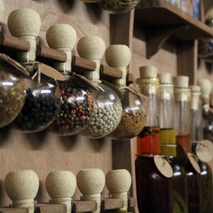 Gabinete de especias estilo vintage color madera con 30 burbujas botellas de aceite Spice Bubbles. imagen 5