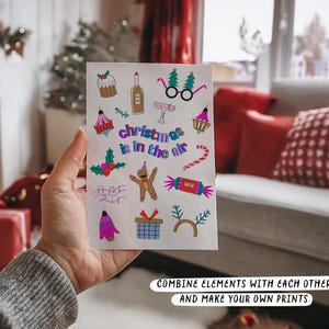 K&ouml;nnte beinhalten: Ein Blatt mit bunten Weihnachtsaufklebern mit Illustrationen eines Lebkuchenmanns, Zuckerstangen, eines Weihnachtsbaums, eines Glases Champagner und einer Geschenkbox. Der Text "christmas is in the air" ist auf dem Blatt gedruckt.