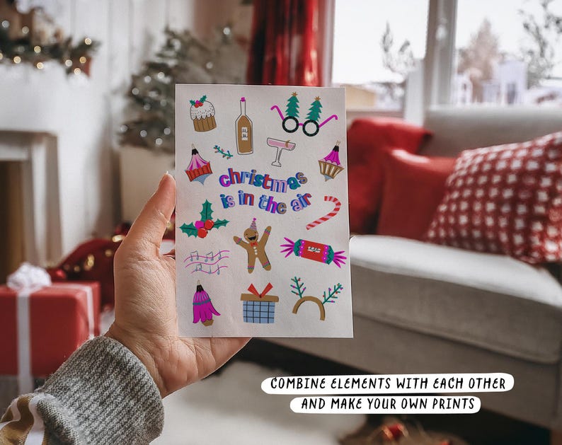 K&ouml;nnte beinhalten: Ein Blatt mit bunten Weihnachtsaufklebern mit Illustrationen eines Lebkuchenmanns, Zuckerstangen, eines Weihnachtsbaums, eines Glases Champagner und einer Geschenkbox. Der Text "christmas is in the air" ist auf dem Blatt gedruckt.