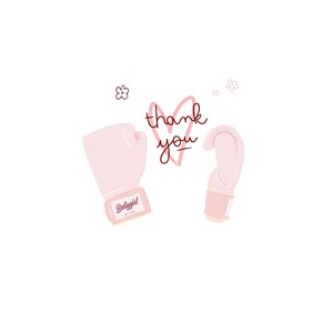Puede incluir: Dos guantes de boxeo rosas con el texto "Babygirl" en uno de los guantes y un coraz&oacute;n rojo con el texto "thank you" en el centro de la imagen.