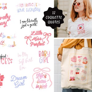 Op de afbeelding: Een afbeelding met "Coquette Quotes" in verschillende lettertypen en kleuren, waaronder "Lovely Day" en "Life is better in pink." De afbeelding toont ook een wit t-shirt met een aardbeienontwerp en een draagtas met schattige illustraties.