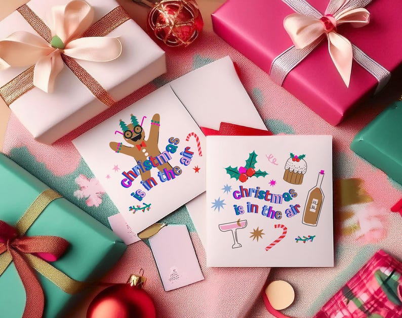 K&ouml;nnte beinhalten: Zwei Weihnachtskarten mit bunten Illustrationen und dem Text "Christmas is in the air". Eine Karte zeigt einen Lebkuchenmann und die andere einen Cocktail, einen Zuckerstock und einen Kuchen.