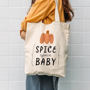 Impression d'automne Bonjour citation d'automne. Bébé citrouille épicé. Légende d'automne, clipart mignon saison des citrouilles, conception de t-shirt d'automne. Téléchargement d'affiche numérique au format PNG