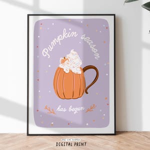Herbstliches Poster: Die Kürbissaison hat begonnen. Digitales Herbst Poster. Heißer Kürbis Latte Clipart Kürbis Zitat Herbst Beschriftung Sofortiger Download Png