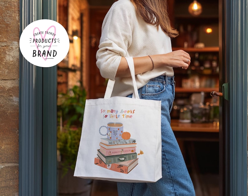 K&ouml;nnte beinhalten: Wei&szlig;e Einkaufstasche mit dem Text "So many books, so little time" und einer Grafik einer Tasse Kaffee und einem Stapel B&uuml;cher.