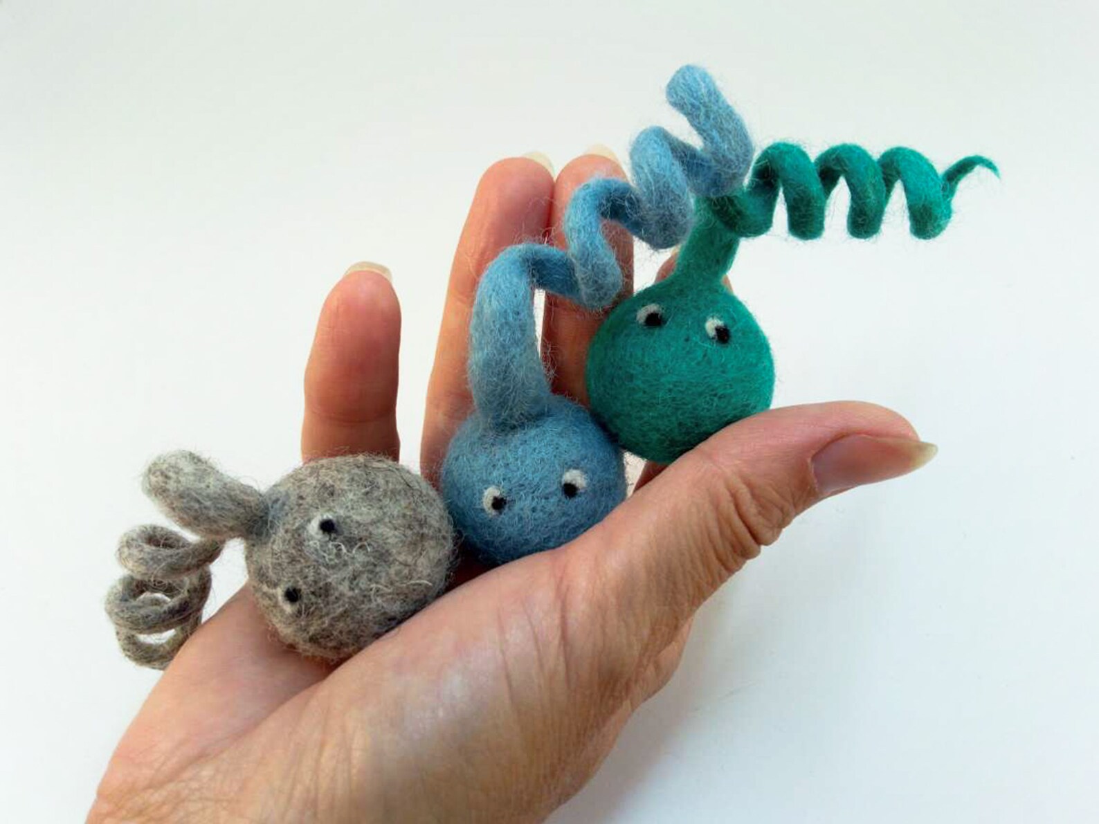 natural-wool-cat-toys-felted-balls-with-spiral-cat-gift-pet-toys-gift