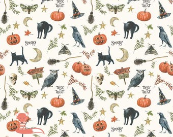 Può includere: Tessuto a tema Halloween con sfondo color crema. Il motivo presenta zucche, gatti neri, gufi, cappelli da strega, scope, falene, lune crescenti, stelle, teschi e cartelli con la scritta "Haunted House" e "Trick or Treat".