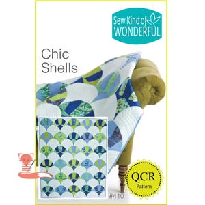 Könnte beinhalten: Ein Quiltmuster mit dem Titel "Chic Shells" mit einem Beispiel-Quilt, der über einem grünen Sessel drapiert ist. Der Quilt zeigt ein fächerartiges Design in Blau-, Grün- und Weißtönen. Das Muster stammt von "Sew Kind of Wonderful" und enthält ein "QCR Pattern"-Siegel.