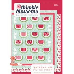 Peut inclure: Un modèle de courtepointe avec un motif de pastèque. Le modèle s'appelle "Watermelon Patchwork" et est une courtepointe joyeuse à la pastèque. Le modèle est de Thimble Blossoms, par Camille Roskelley. Le numéro du modèle est #286.