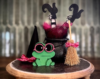 Witch legs cauldron with Tod / frog broom and hat Halloween decor, tiered tray, vignette pink X49
