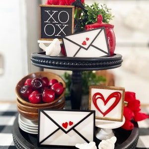 Letras de amor en 3D, letreros de XOXO en blanco y negro y corazones rojos en 3D. Decoración para el día de San Valentín en blanco, negro y rojo
