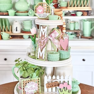 Gelaagde dienbladset voor moeder-/moederdag. Lente pastel tulpen roze en groen Moederdagcadeau feestdecor rotan verjaardag M74