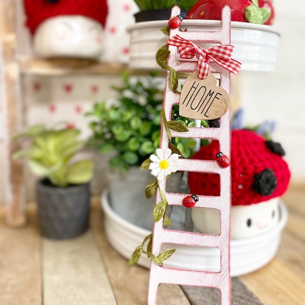 Mini escalera de mariquita de 9 pulgadas, pintura desconchada envejecida roja y blanca con enredadera de flores y mariquitas HOGAR en el letrero del corazón bandeja escalonada de mariquita