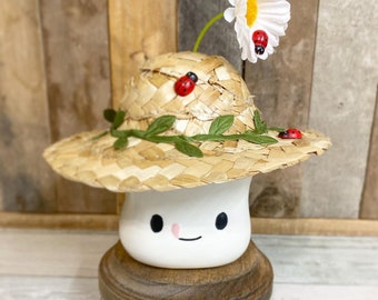 Sombrero de paja de mariquita para taza de malvaviscos, decoración de bandeja escalonada de estilo rústico.
