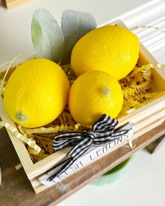 La cassa di limoni freschi viene fornita con 3 limoni dimensioni per vassoi  a più livelli, 5x3 pollici. Arredamento casa colonica primaverile ed estiva  -  Italia
