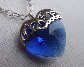 Pendente cuore in cristallo Swarovski color "Majestic blue", sormontato da lavorazione in argento 925 + catenina in argento 925