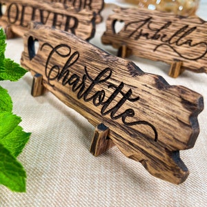 Marque-places pour mariage avec coeur, marque-places en vieux bois pour mariage, marque-places pour prénoms gravés pour mariage, paramètres de lieu pour prénoms