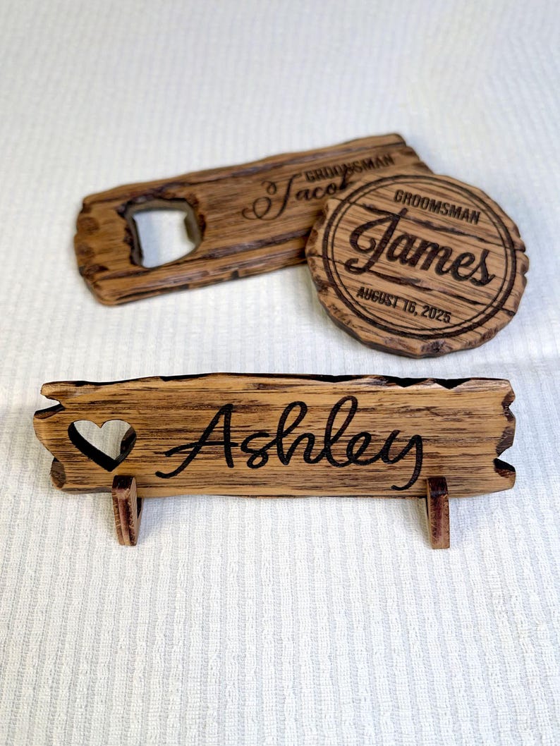 Engraved Oak Wood Wedding Place Cards with Heart afbeelding 10