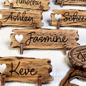 Engraved Oak Wood Wedding Place Cards with Heart afbeelding 9