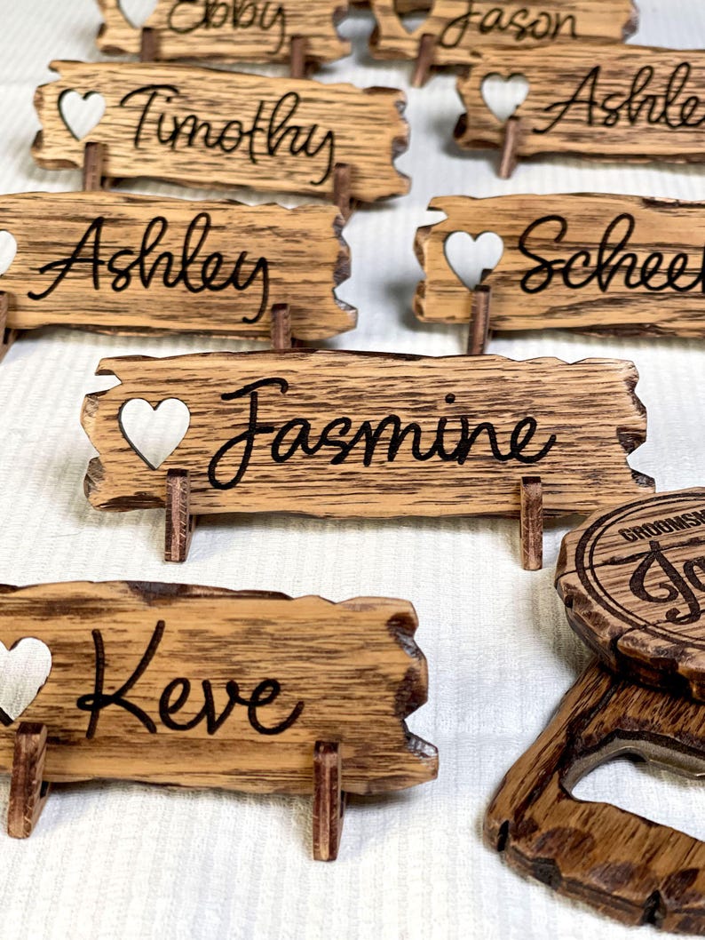 Engraved Oak Wood Wedding Place Cards with Heart afbeelding 9