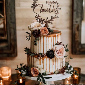 Rustikaler Mr and Mrs Cake Topper zur Hochzeit mit Kranz. Der schönste Kranz für Hochzeitstorten, den ich je gemacht habe. Nachname Hochzeitstorte Topper Bild 2