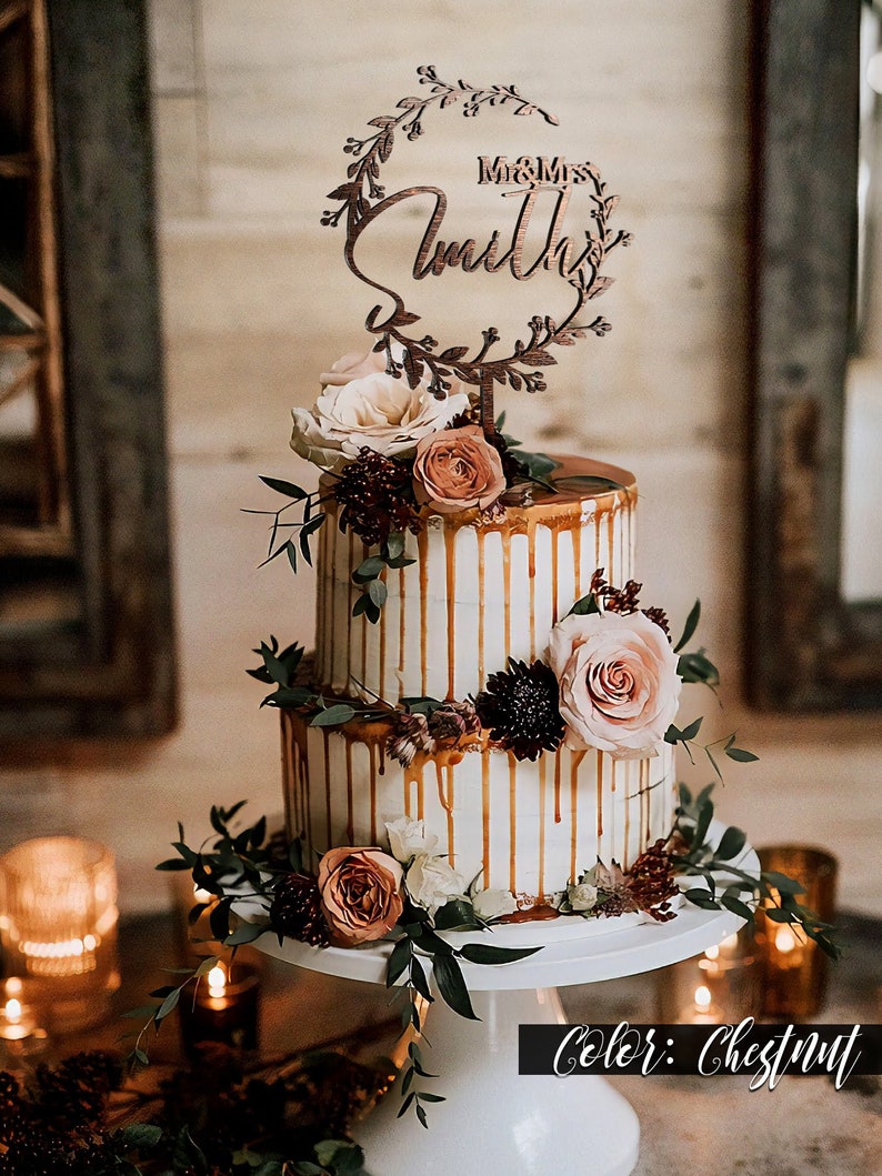 Rustikaler Mr and Mrs Cake Topper zur Hochzeit mit Kranz. Der schönste Kranz für Hochzeitstorten, den ich je gemacht habe. Nachname Hochzeitstorte Topper Bild 2