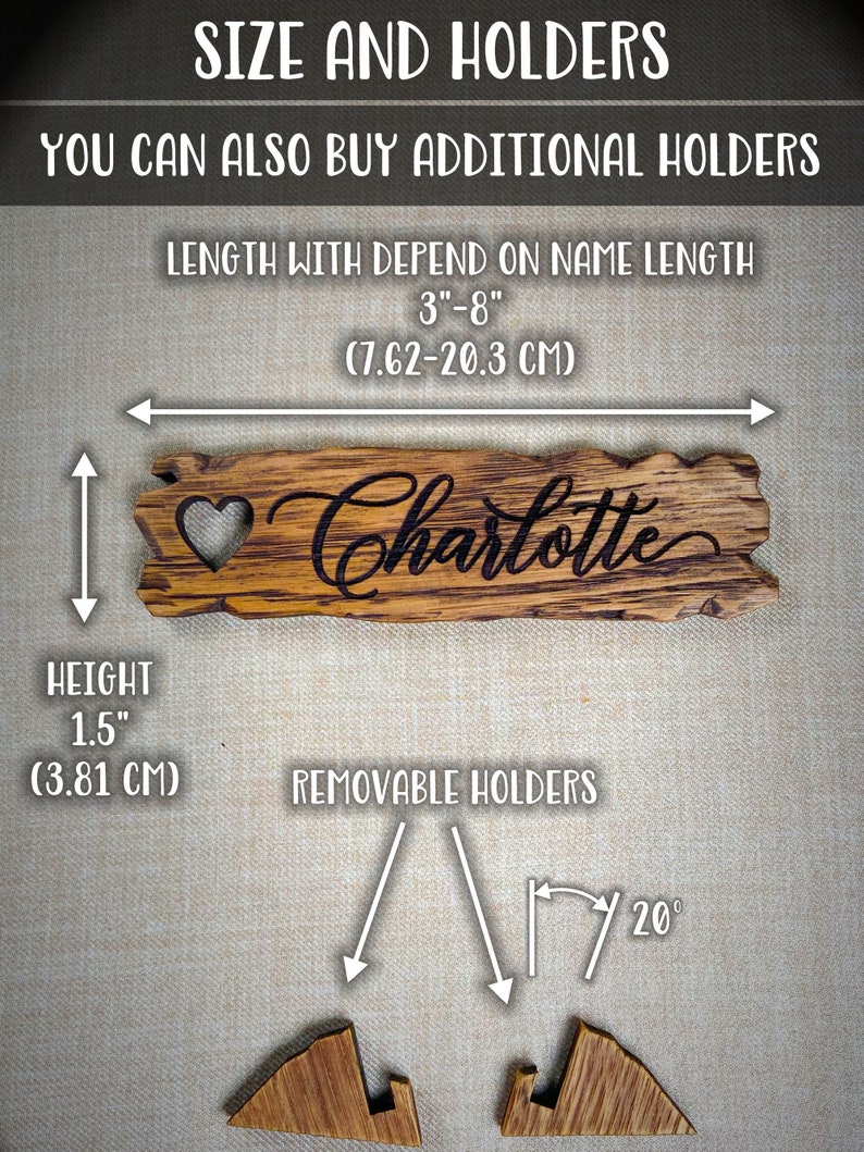 Op de afbeelding: Een houten bord met de naam "Charlotte" erop gegraveerd. Het bord is 3,81 cm hoog en 7,62 tot 20,3 cm lang. Het wordt geleverd met afneembare houten houders die kunnen worden gebruikt om het bord op een plank of tafel te plaatsen. De houders zijn in een hoek van 20 graden geplaatst.