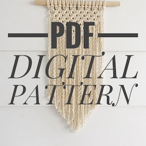 Könnte beinhalten: Ein digitales PDF-Muster für einen Makramee-Wandbehang. Das Muster ist für einen Wandbehang mit geometrischem Design und Fransen. Der Wandbehang ist aus naturfarbenem Garn gefertigt und hängt an einer weißen Wand.