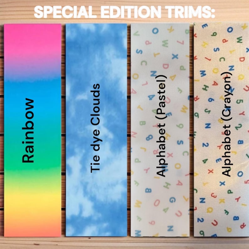 Op de afbeelding: Vier speciale editie trimontwerpen. De eerste is een regenboogverloop, gevolgd door een tie-dye wolkenpatroon. De derde en vierde ontwerpen hebben alfabetpatronen in pastel- en krijtkleuren. De tekst "SPECIAL EDITION TRIMS" staat bovenaan.