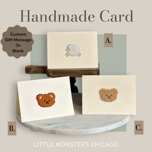 Op de afbeelding: Handgemaakte kaarten met geborduurde dierenontwerpen. De kaarten tonen een schaap, een beer en een teddybeer. De tekst op de kaarten luidt "Handmade Card", "Custom Gift Message Or Blank" en "Little Monsters Chicago".
