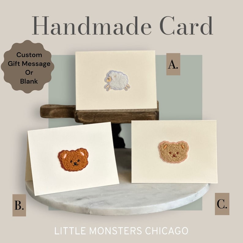 Op de afbeelding: Handgemaakte kaarten met geborduurde dierenontwerpen. De kaarten tonen een schaap, een beer en een teddybeer. De tekst op de kaarten luidt "Handmade Card", "Custom Gift Message Or Blank" en "Little Monsters Chicago".