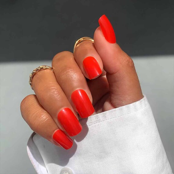 Red press on deals nails